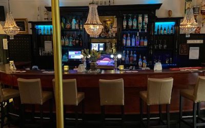 De bar van dichtbij met sfeerverlichting