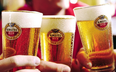 Drie Amstel biertjes proosten